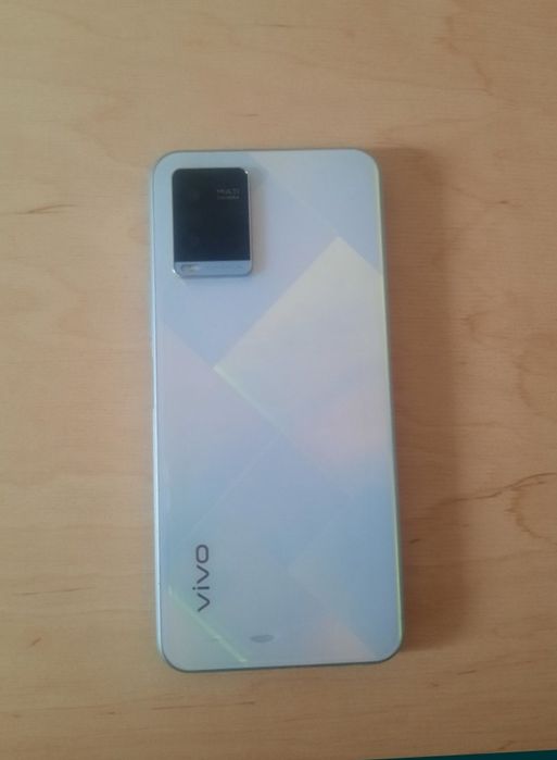 Продам телефон Vivo Y21