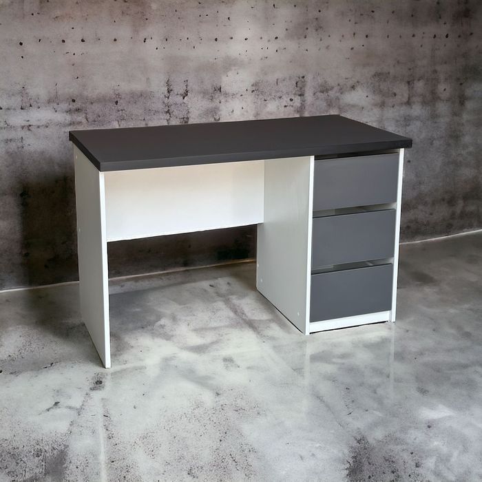 Столы рабочие, письменные в наличии.