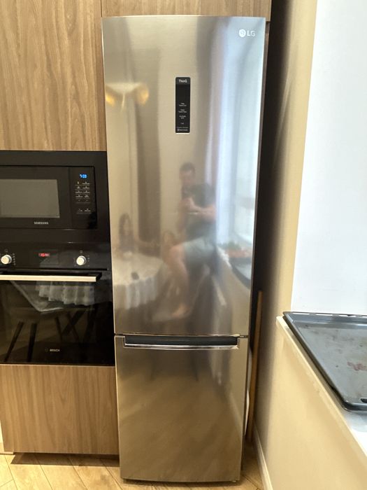 Продам Холодильник LG ThinQ.