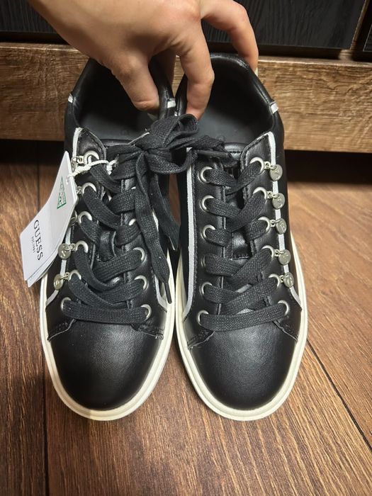Разнообразие от обувки сникърси на Guess