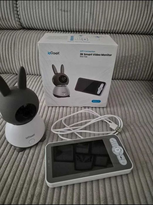 Sistem de supraveghere pentru bebeluși sau copii cu monitor și camera rotativa