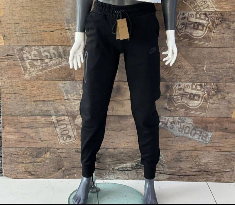 Дамски екипи и долнища Nike, Alo