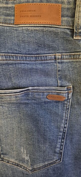 Blugi Pull & Bear ca și noi. Detalii în poze.