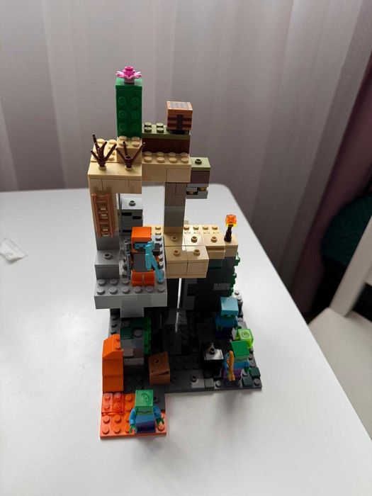 LEGO Minecraft 21587 Temnita cu zombi