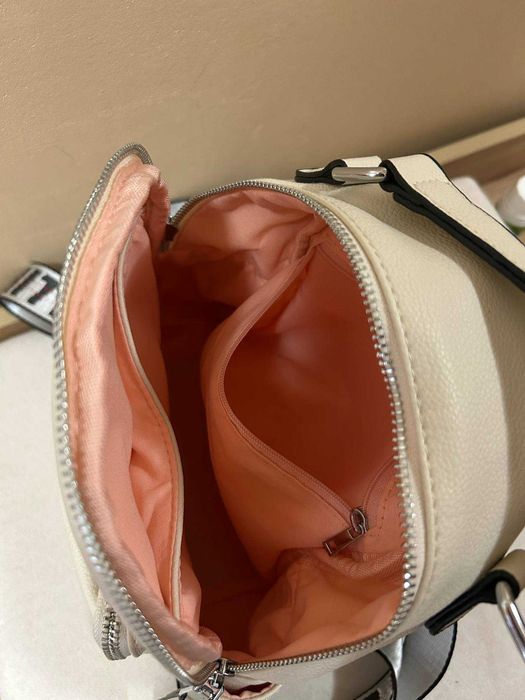 Малка дамска раница в светло бежов цвят