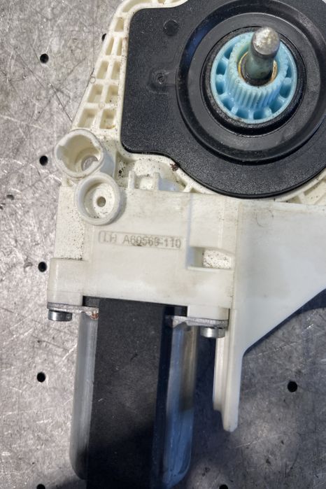 Motoras macara geam spate dreapta 8K0.959.812.A Volkswagen VW Touareg