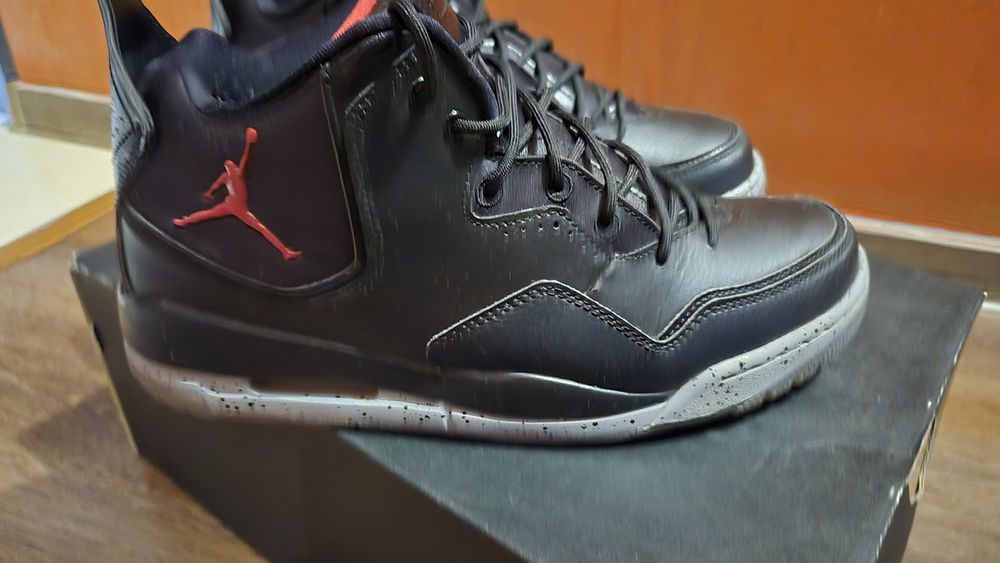 Adidasi Nike, Jordan Courtside