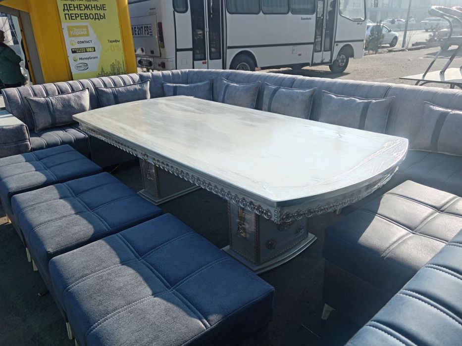 Mexmon xona uchun yumshoq mebellar