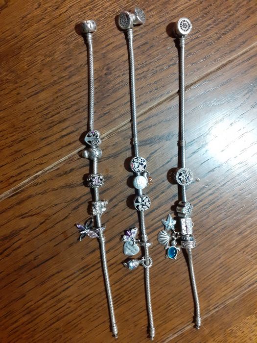 3 brățări Pandora, fiecare cu 5 charm uri