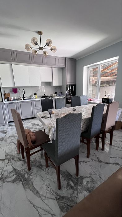 Стол с стульями для кухни