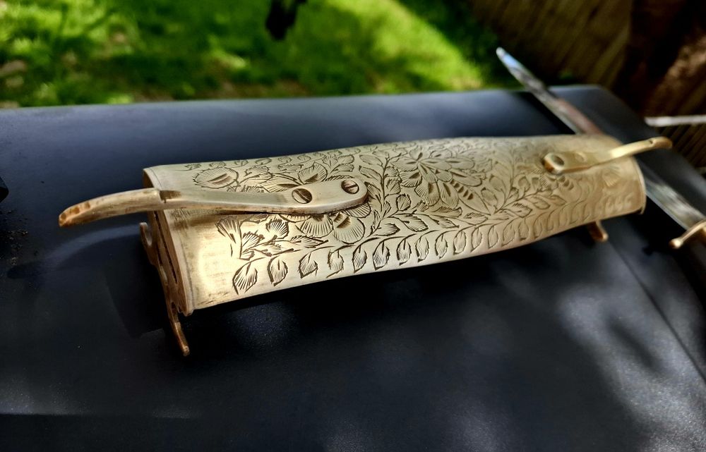 Set unicat din alamă gravată, decorativ/servire, NOU/Nefolosit