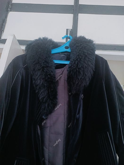 Продается пальто велюровое с воротником