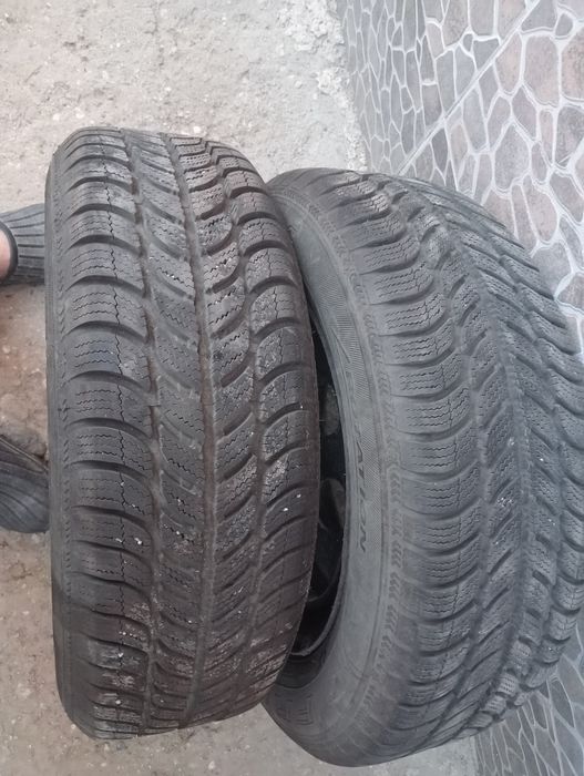 Vând  2 genti cu cauciucuri   m+s195/65/15 in stare ff buna
