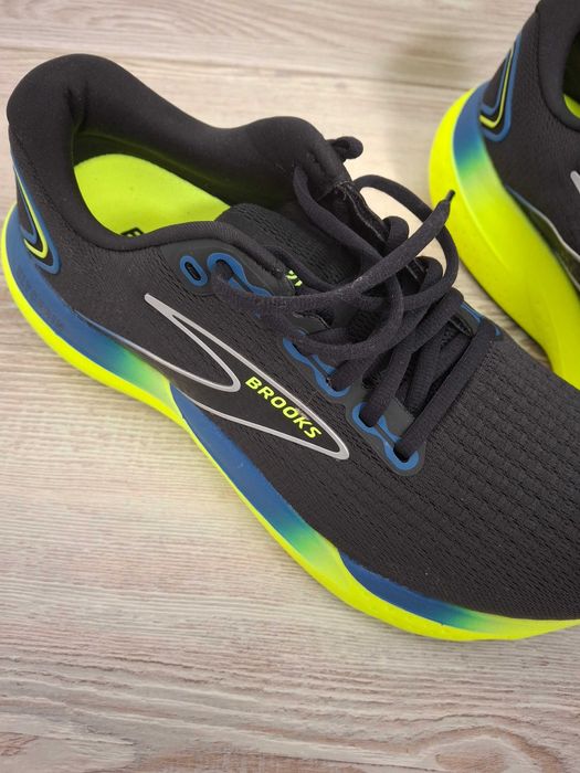 Vând papuci alergare Brooks