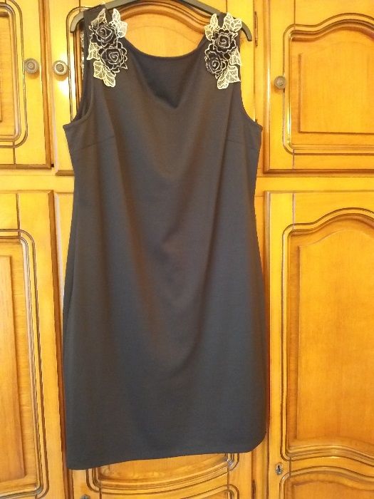 vand rochie mar. 42 culoare negru