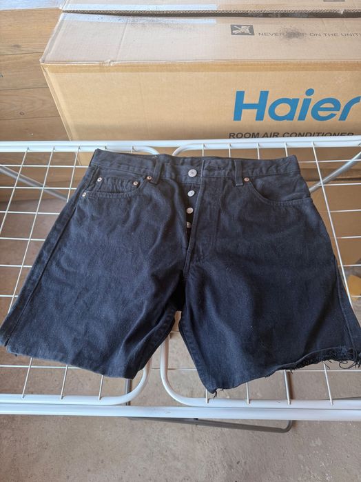 Продавам комплект от 7 чифта къси дънкови панталони на Levi's. Идеални за лятото!