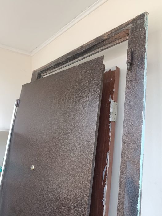 Продается дверь входная б/у