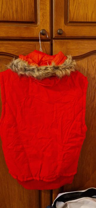 Vesta din material impermeabil cu blanita la capișon