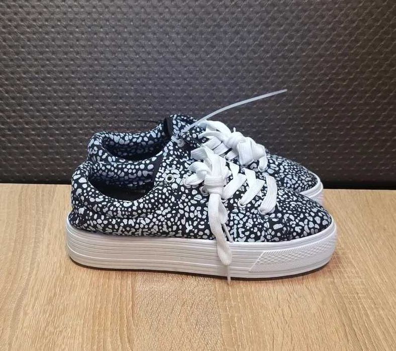 Tenesi cu talpa groasa, Moa