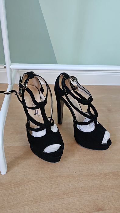 Велурени обувки на ток