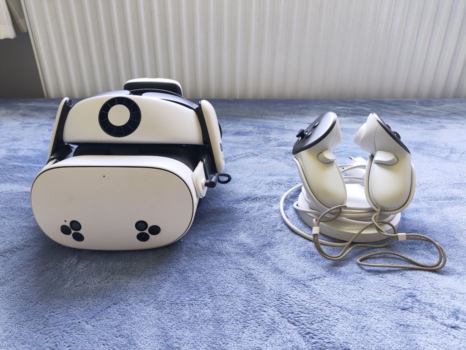 Vând Oculus Quest 3s cu accesorii (citește descrierea)