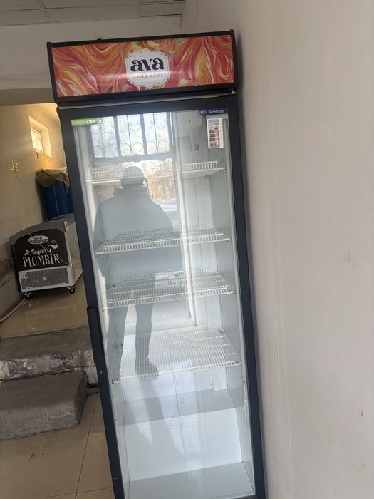 Витринний холодильник