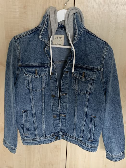 Джинсовая куртка с капюшоном на мальчика