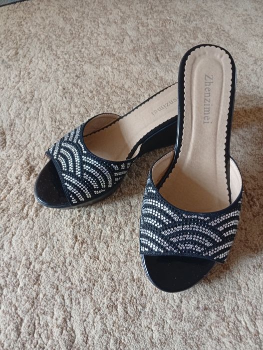 Продам детскую обувь