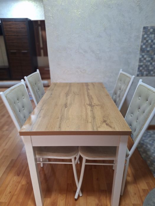 Продается кухонный стол и 4 стулья
