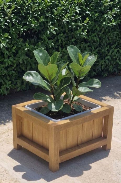 Jardiniere din lemn ..lustra 120cm suspendata cu 3 becuri...ornamente pereti...