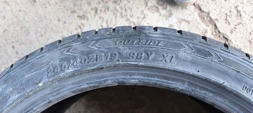 245/40/19 комплект