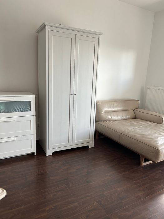 Canapea piele Natuzzi, șifonier și comodă Ikea, set sau vânzare separat. Ușor negociabil, stare excelentă
