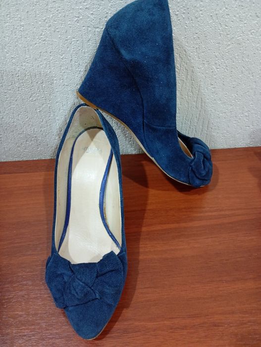 Синие замшевые туфли на танкетке с бантом