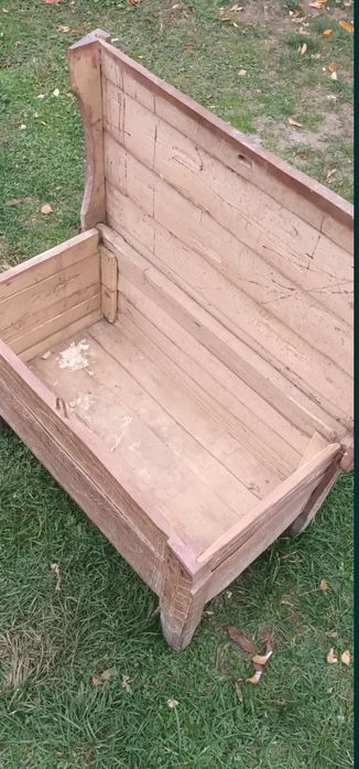 Lada veche din lemn, datata 1944