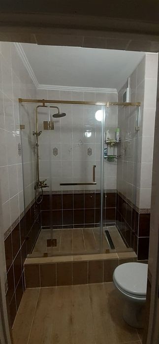 Стеклянные душевые кабинки