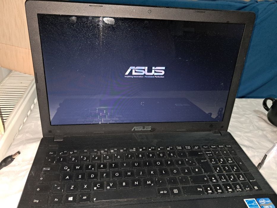 Vând sau schimb laptop