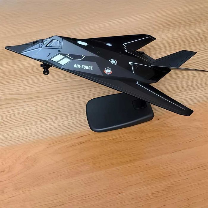 Macheta avion metalica F-117A Nighthawk Stealth scara 1:72 25cm