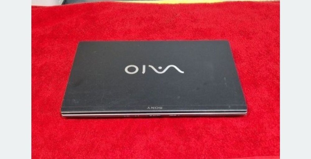 Laptop Sony Vaio cu doua pete pe display