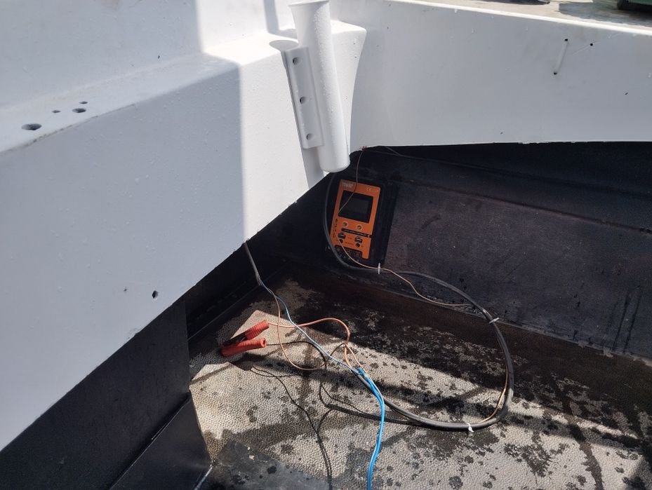 Лодка с двигател