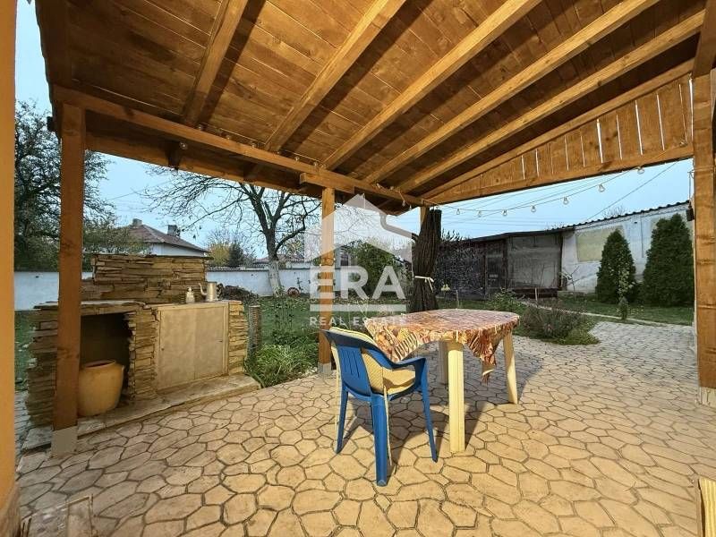 Еднофамилна къща с красиво озеленен двор в с. Веринско, община Ихтиман