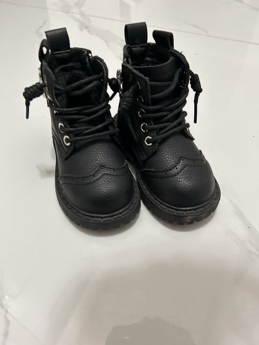 Продаю детские ботинки