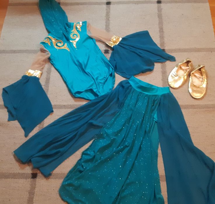 Казахский танцевальный костюм на 10-13 лет.