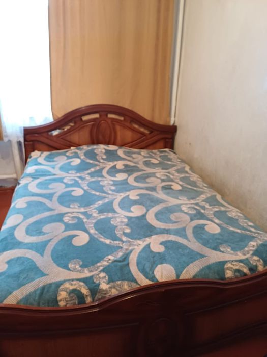 Спальный гарнитур и стол стулья