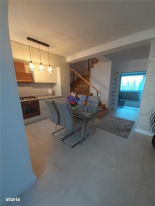 Casa la asfalt , zona centrala, constructie 2011, renovata