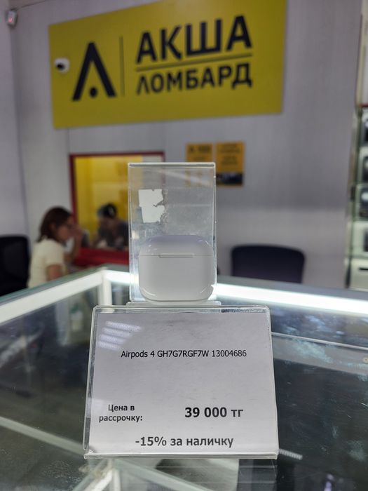 Airpods 4 Aksha Lombard