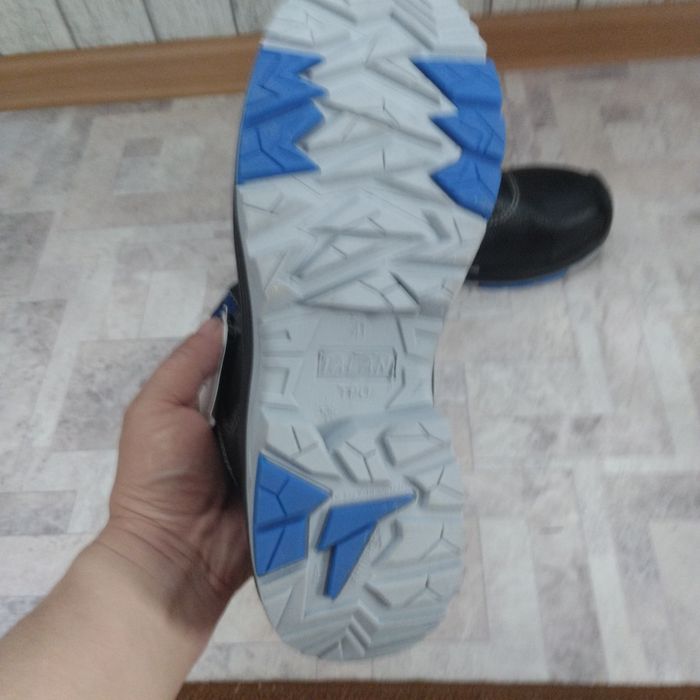 Продам спец ботинки.