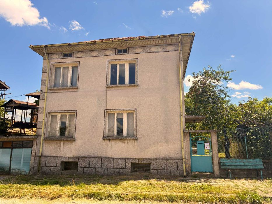 Къща с три жилищни части, гараж и двор – гр. Попово