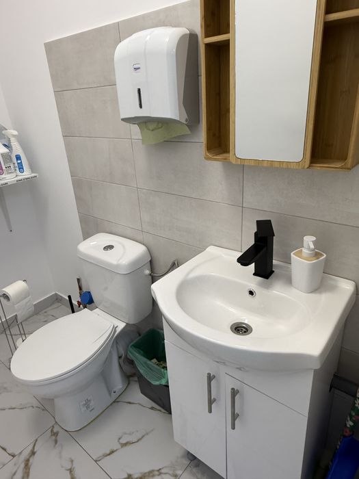 Vând Spațiu Comercial (Salon Coafura Manichiura Frizerie Birou intrare BAIA MARE )