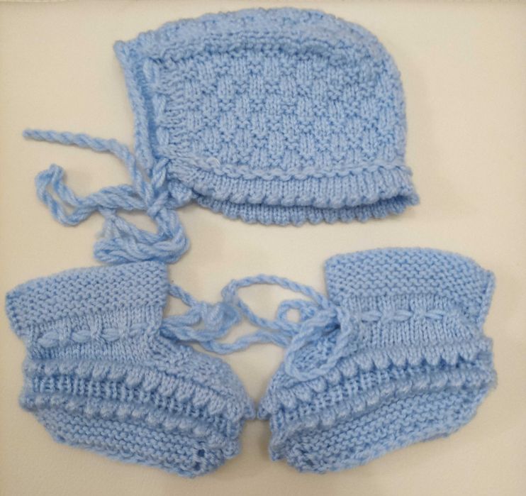 Бебешки терлици и шапка - ръчно плетиво
