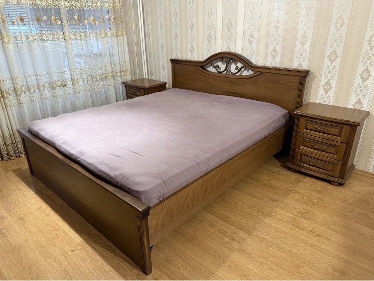 Спална масив /орех/  с размери на матрака 2.0на 1.6м